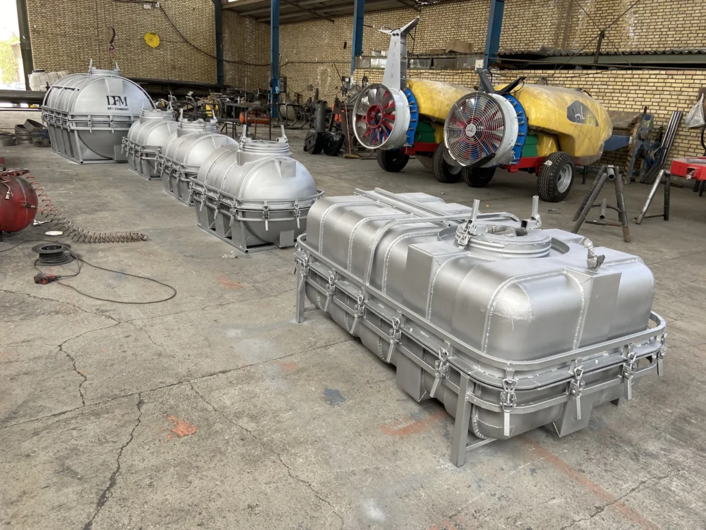 Iron molds for polyethylene water storage tanks